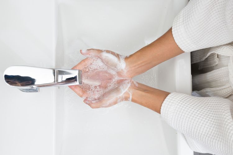Mytí rukou ve studené vodě je stejně účinné jako v teplé vodě