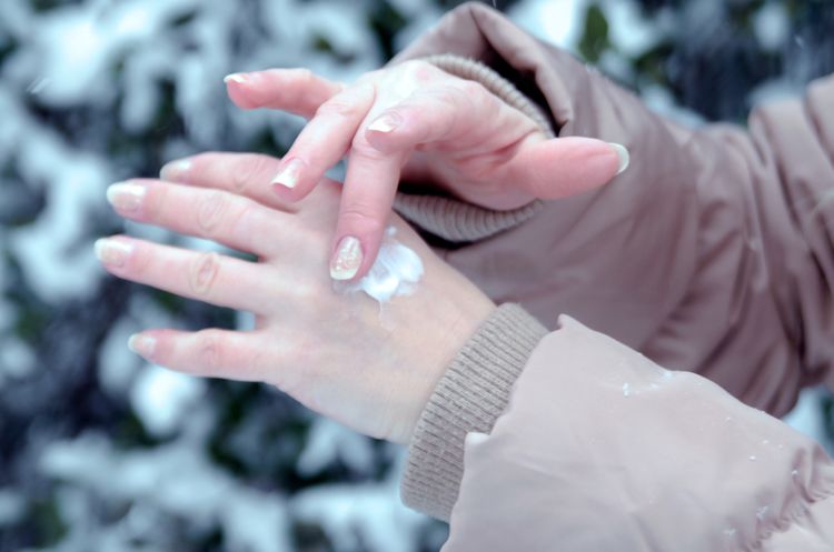 Krémování rukou kvůli alergii na chlad