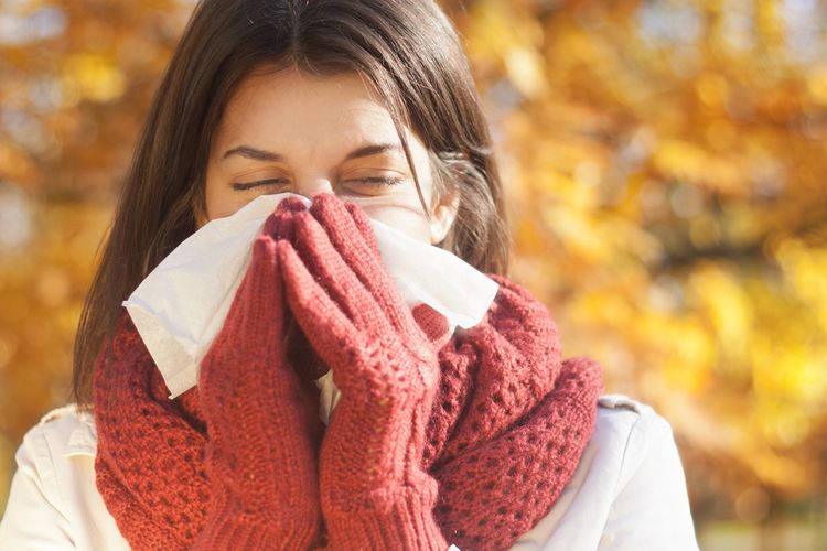 Mladá žena s alergií na chlad přecházející se v přírodě