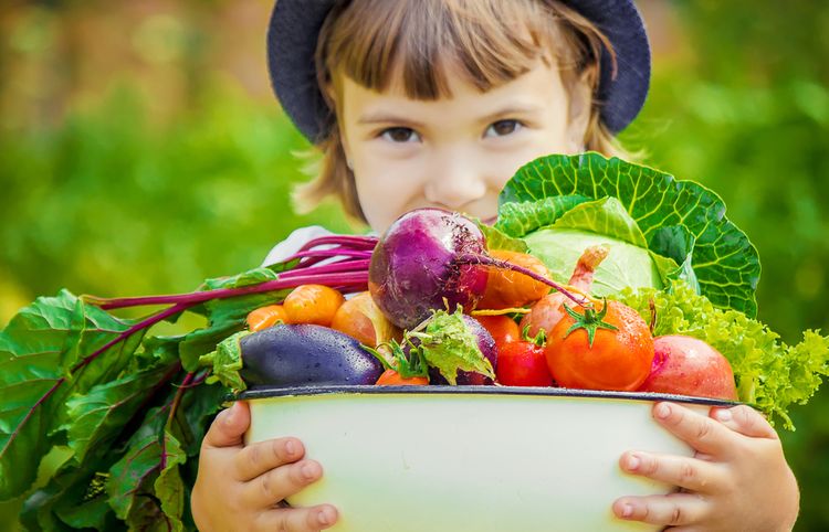 Dítě se zeleninou – zdravější stravování