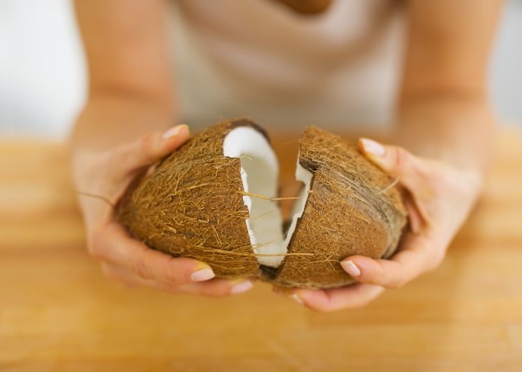 Rozevírání kokosového ořechu