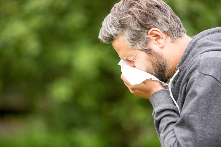 Muž s alergií na pyl