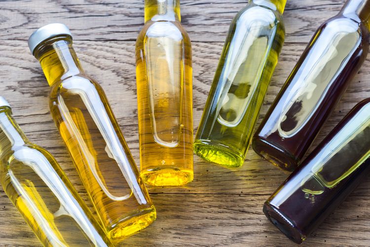 Různé druhy rostlinných olejů
