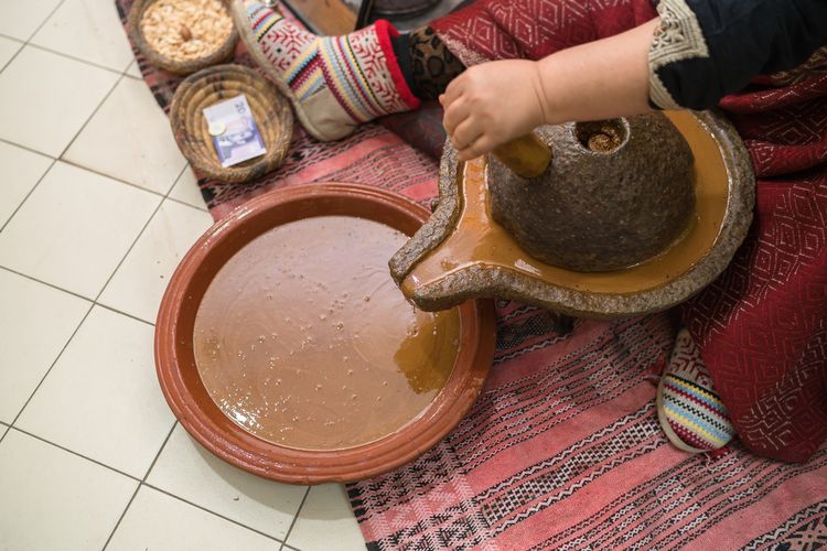 Ruční výroba arganového oleje v Maroku