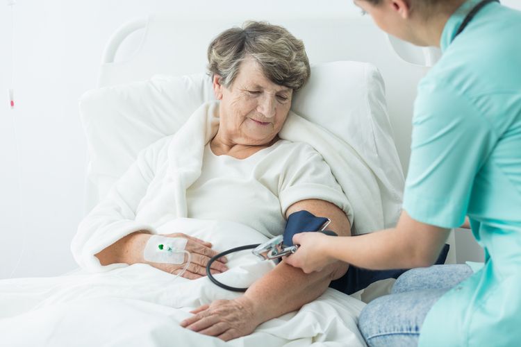 Měření krevního tlaku seniorky