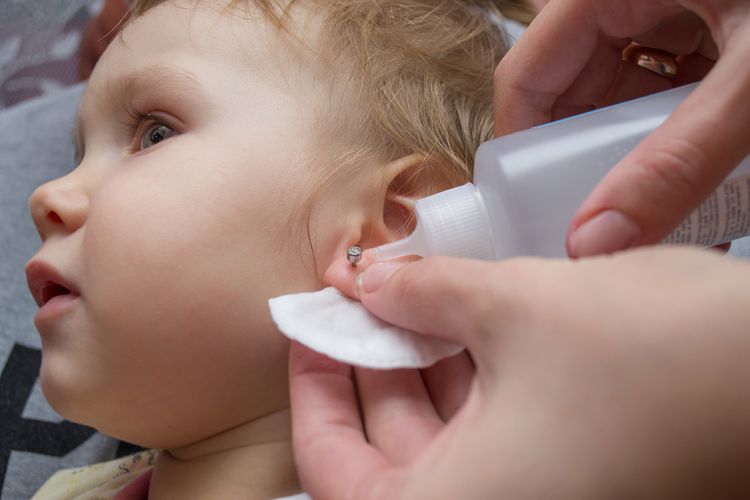 Propichování uší a jejich ošetření u malého dítěte