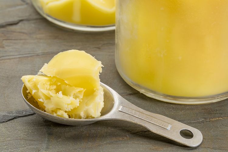 Pohár s ghí máslem