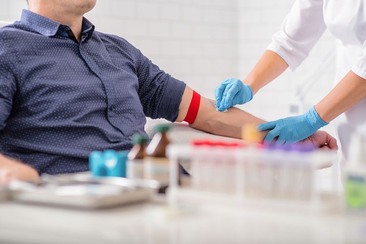 Odběr vzorku krve na test andropauzy