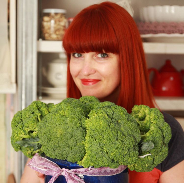 Barbora Drahovská s brokolicovou kyticí