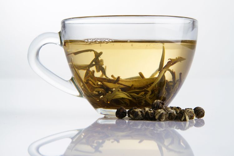Pití bílého čaje a jeho zdravotní benefity