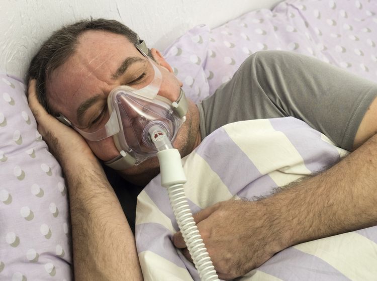 CPAP maska na spaní se spánkovým apnoe