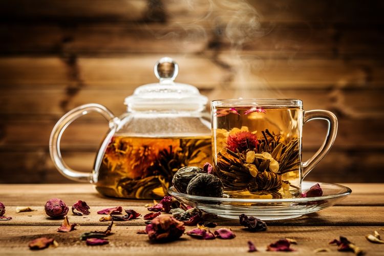 Kvetoucí čaj ve skleněné konvičce na čaj