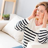 Co na migrénu a bolest hlavy? Léky bez předpisu, bylinky, ale také čípky