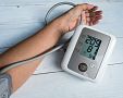 Jak snížit vysoký krevní tlak? Pomohou léky i přírodní léčba
