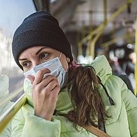 Roušky na obličej proti koronaviru. Jsou opravdu účinné?