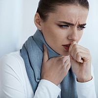 Co na bolest v krku při polykání u dětí a dospělých? Antibiotický sprej nebo kloktadlo