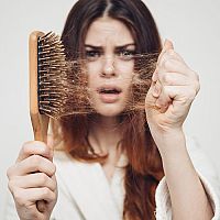 Příčiny vypadávání vlasů u žen nejen po porodu. Co způsobuje řídnutí vlasů?
