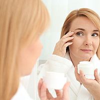 Jak se zbavit vrásek na čele, pod očima a kolem úst? Pomůže žehlička na vrásky?