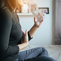 Reflux jícnu u dětí a dospělých – příznaky a léčba léky