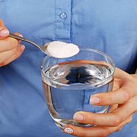 Soda bikarbóna na žaludek – domácí recept na bolesti a křeče v břiše