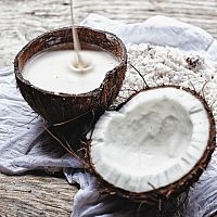 Kokosové mléko v plechovce skvělé na smoothie i do kávy. Cena nepřekvapí