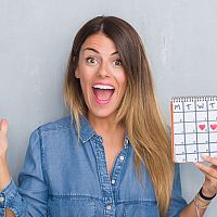 Jak oddálit menstruaci před dovolenou? Tabletky, injekce nebo antikoncepce