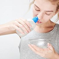 Výplach nosu? Stříkačka, láhev i konvička. U dětí nepoužívejte sůl